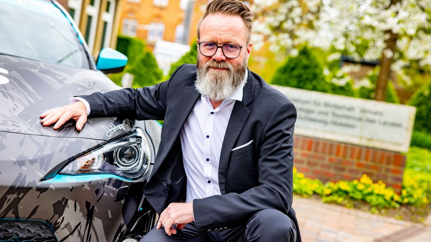 Schleswig-Holsteins Verkehrsminister Claus Ruhe Madsen (CDU) freut sich über die Quote sauberer Autos der öffentlichen Hand. (Ar