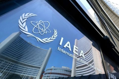 Logo der IAEA an ihrem Sitz in Wien