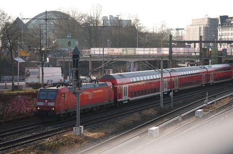 Wegen der Abrissarbeiten an der Berlinertordammbrücke ist am Wochenende die Bahnstrecke Hamburg-Lübeck unterbrochen. (Archivbild