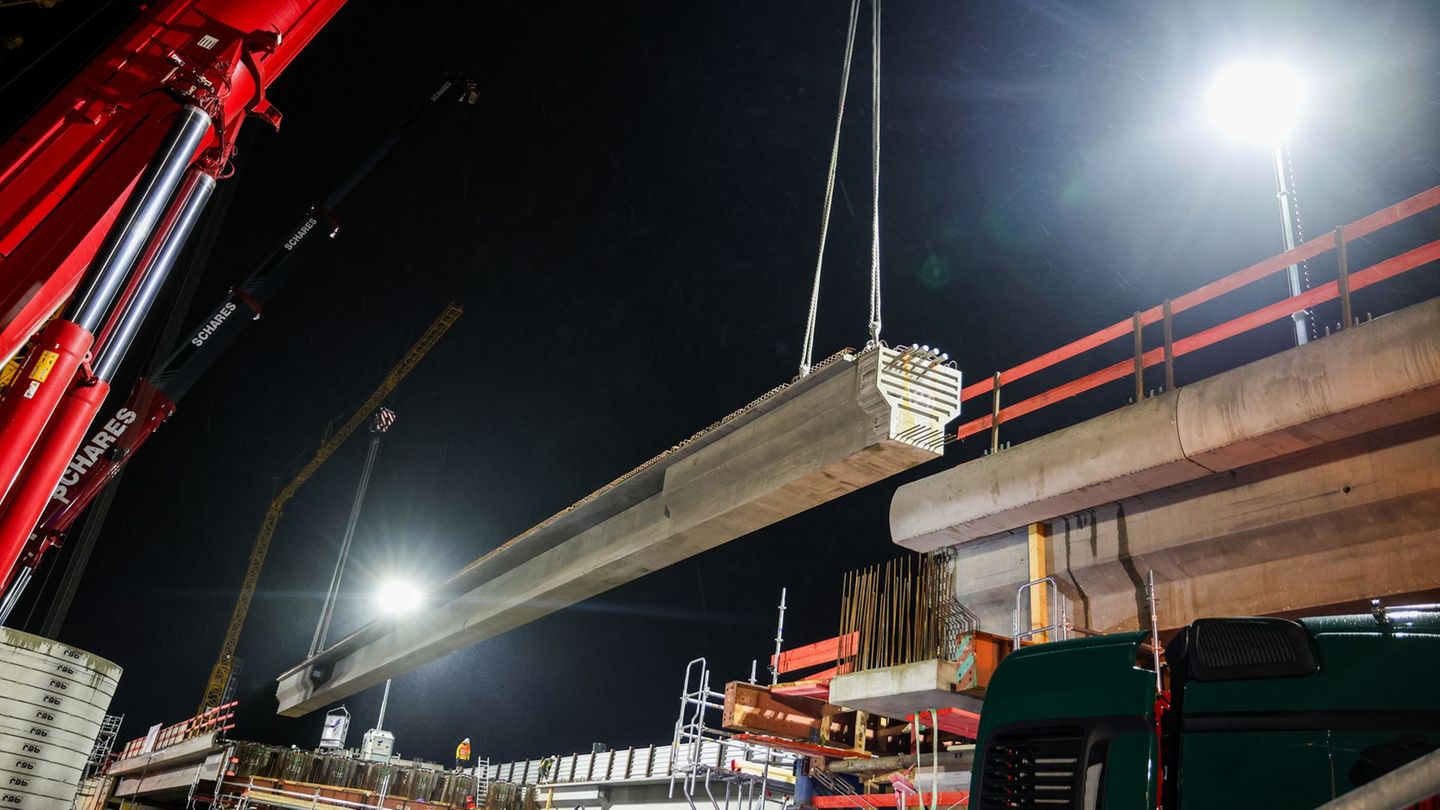 Mehrere Kräne heben das tonnenschwere Bauteil an seine Position. Foto: Christoph Reichwein/dpa
