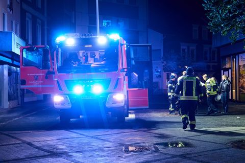 Die Feuerwehr wird in der Nacht zum Brand gerufen. (Symbolbild) Foto: Sascha Ditscher/dpa
