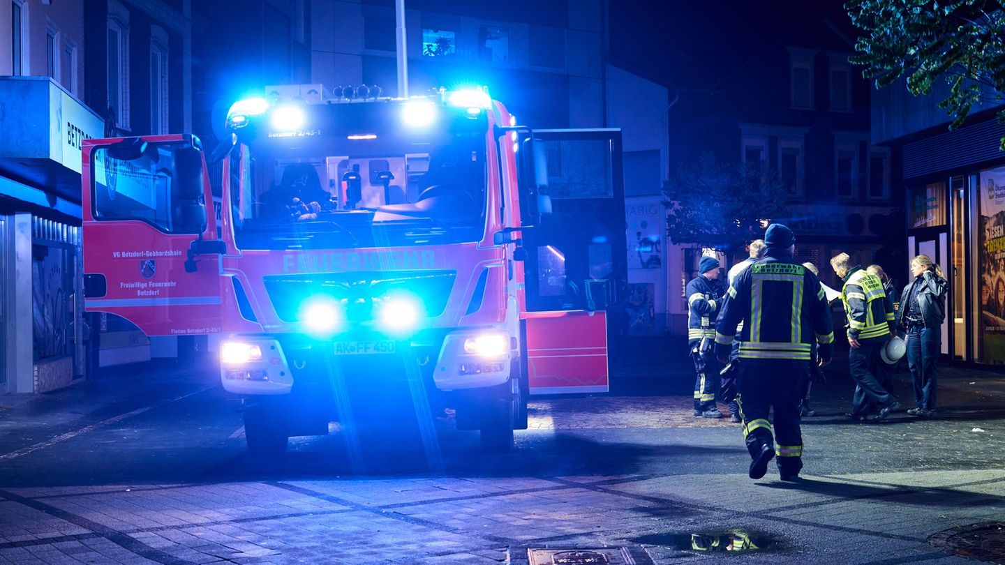 Die Feuerwehr wird in der Nacht zum Brand gerufen. (Symbolbild) Foto: Sascha Ditscher/dpa