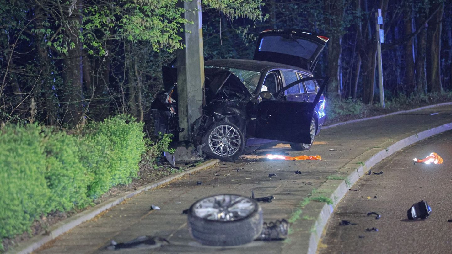 Das Auto krachte in einer Kurve gegen den Laternenmast. Foto: Christoph Petersen/dpa