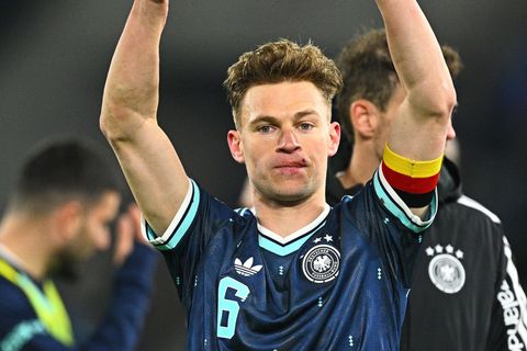 Joshua Kimmich feiert mit einer Verletzung an der Lippe den Sieg in der Schweiz. Foto: Tom Weller/dpa