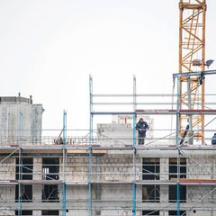 Bau- und Finanzierungskosten sind zuletzt eher gestiegen. Deshalb steuert das Land MV bei seiner Förderung nach. (Archivbild) Fo