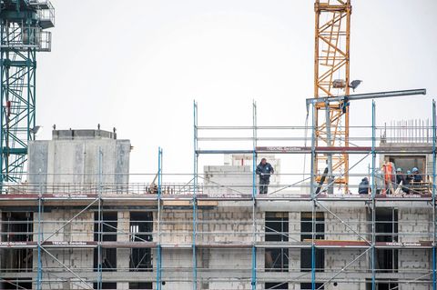 Bau- und Finanzierungskosten sind zuletzt eher gestiegen. Deshalb steuert das Land MV bei seiner Förderung nach. (Archivbild) Fo