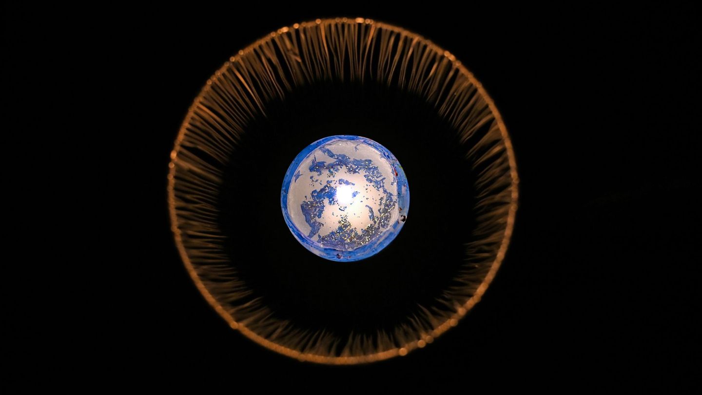 Kerzenlicht für den Planeten: Weltweit wird es bei der "Earth Hour" nach und nach dunkel. Foto: Elisa Schu/dpa