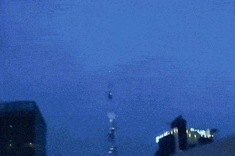 Blitz schlägt in höchsten Wolkenkratzer der Welt ein