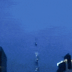 Blitz schlägt in höchsten Wolkenkratzer der Welt ein