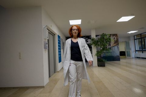 Dr. Petra Maurer-Karattup von der SRH-Klinik in Neresheim gilt als internationale Expertin für Komapatienten und deren Angehörige. Sie sagt zur Situation der Angehörigen: "Ein langes Koma nennen wir auch Verlust ohne Tod."