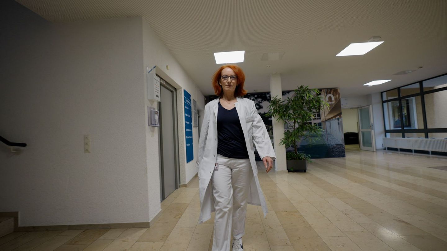 Dr. Petra Maurer-Karattup von der SRH-Klinik in Neresheim gilt als internationale Expertin für Komapatienten und deren Angehörige. Sie sagt zur Situation der Angehörigen: "Ein langes Koma nennen wir auch Verlust ohne Tod."