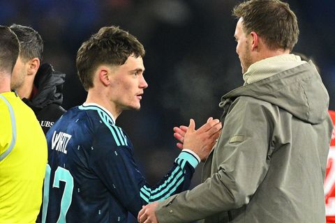 Julian Nagelsmann bedankt sich nach dem Sieg bei Matchwinner Florian Wirtz Foto: Tom Weller/dpa