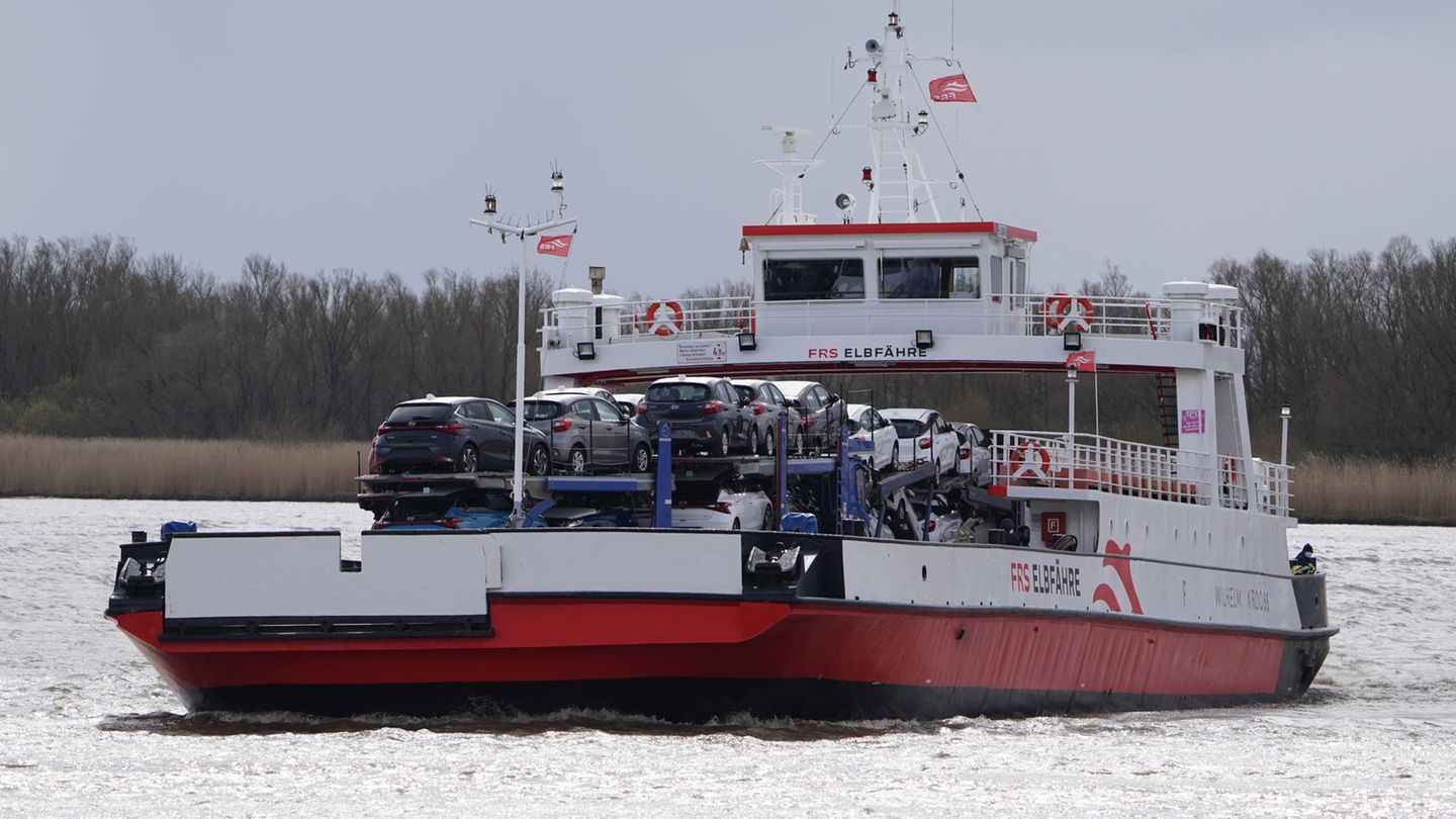 Auf der Elbfähre zwischen Glückstadt und Wischhafen müssen Fahrgäste jetzt einen Zuschlag zahlen. (Archivfoto) Foto: Marcus Bran