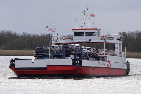 Auf der Elbfähre zwischen Glückstadt und Wischhafen müssen Fahrgäste jetzt einen Zuschlag zahlen. (Archivfoto) Foto: Marcus Bran