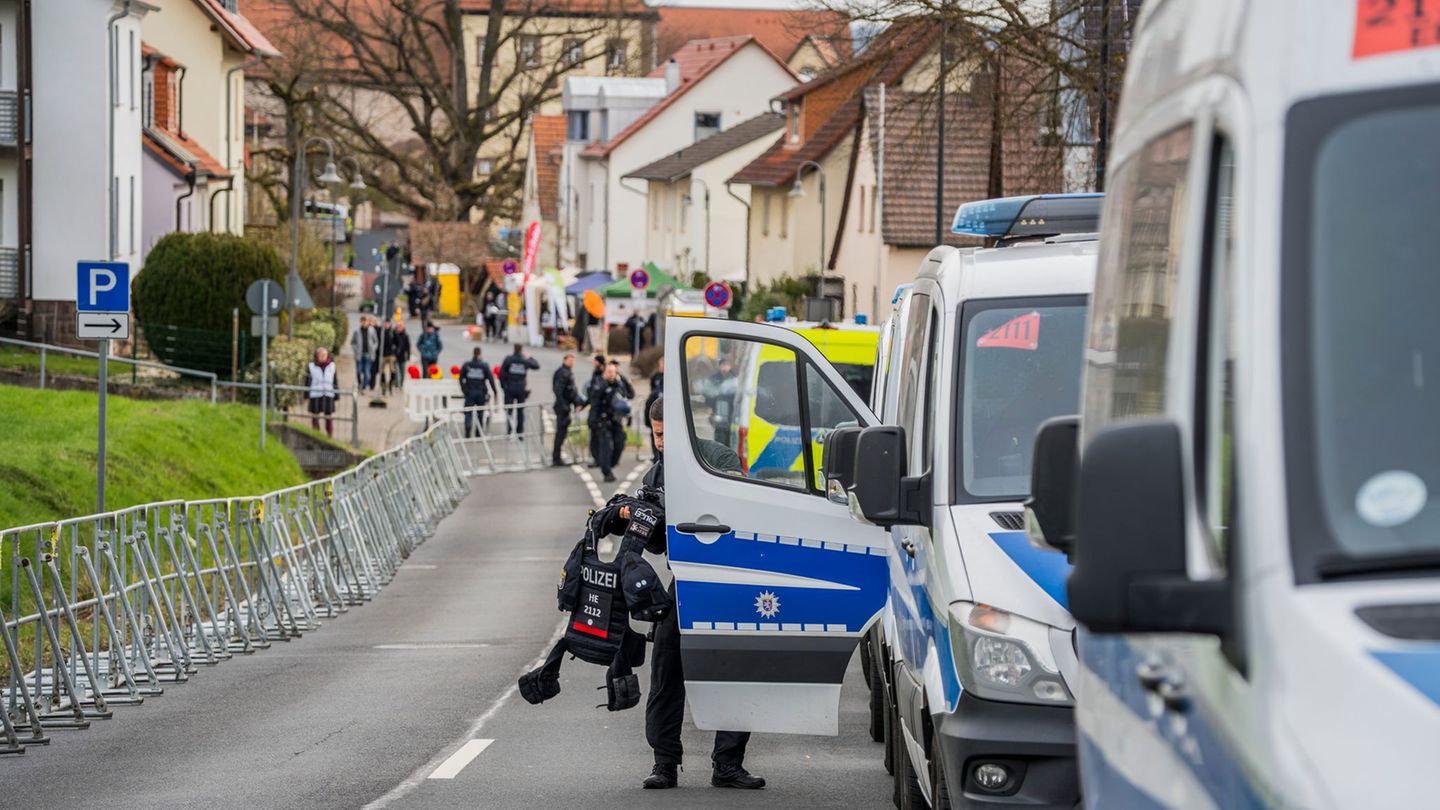 Die Polizei ist mit einem Großaufgebot vor Ort. Foto: Andreas Arnold/dpa