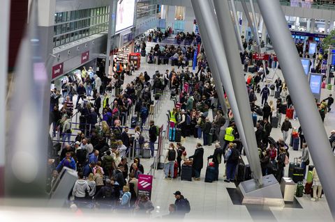 Viele Menschen starteten am Samstag vom Düsseldorfer Flughafen in den Urlaub. Foto: Christoph Reichwein/dpa