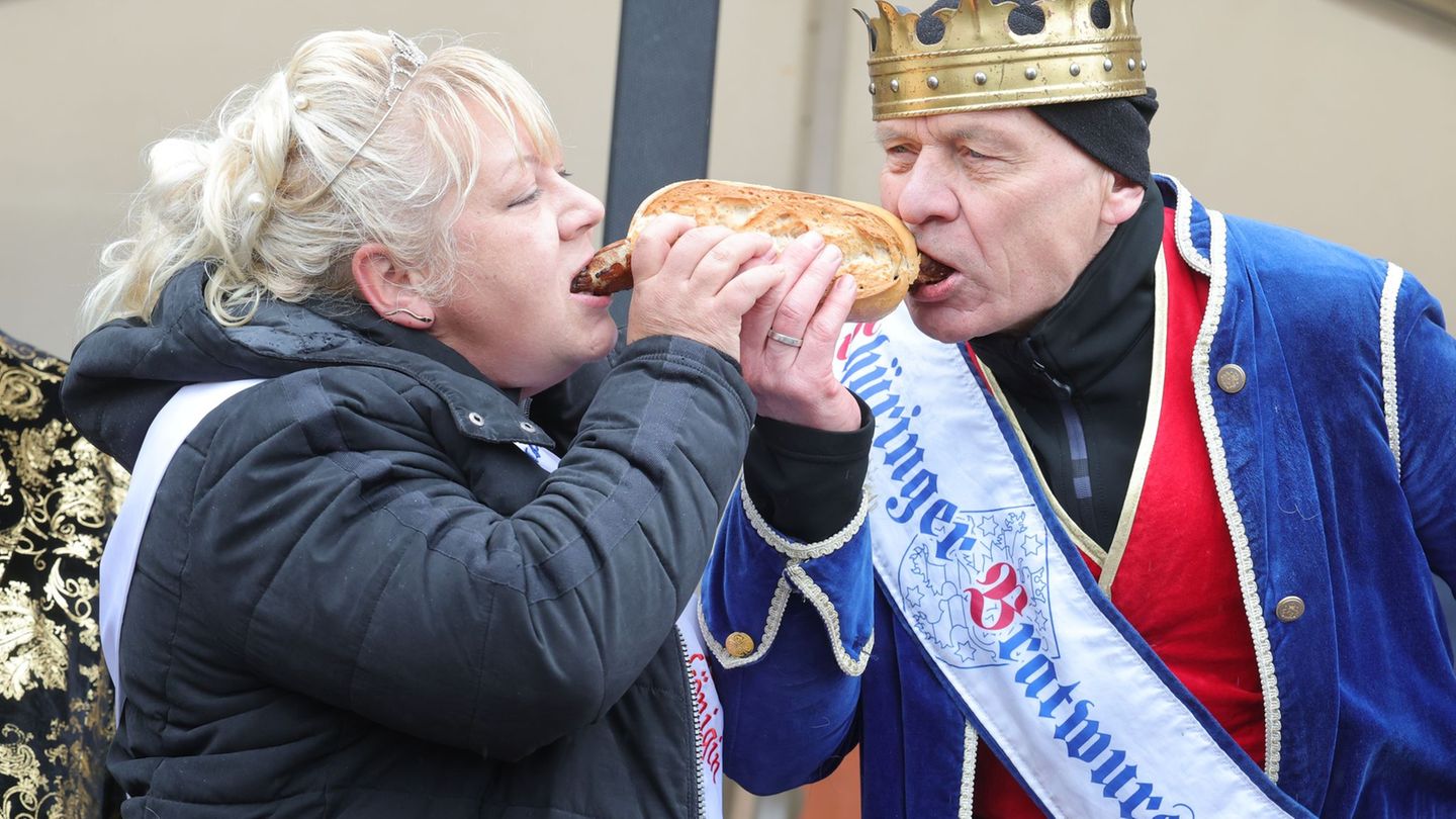 Anbiss beim Start in die Thüringer Bratwurstsaison. Foto: Bodo Schackow/dpa