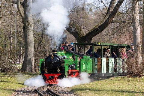 Am Mittag dreht die Parkeisenbahn ihre erste Runde der Saision durch den Großen Garten. Foto: Daniel Wagner/dpa