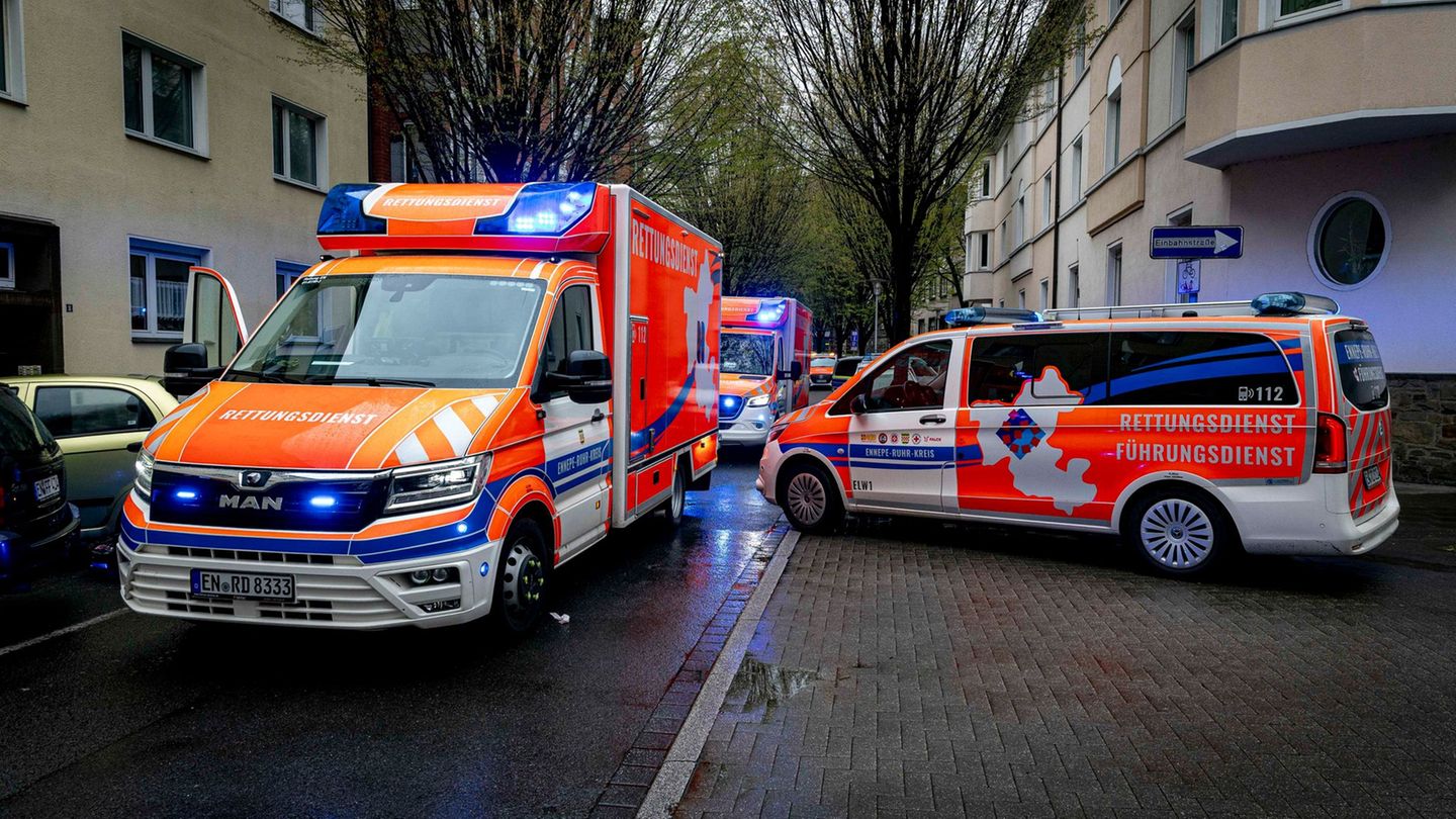 Rettungskräfte versorgten in Witten die Verletzten. Foto: Justin Brosch/dpa