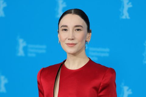 Schauspielerin Sibel Kekilli steht in einem roten Kleid auf der Berlinale 2025