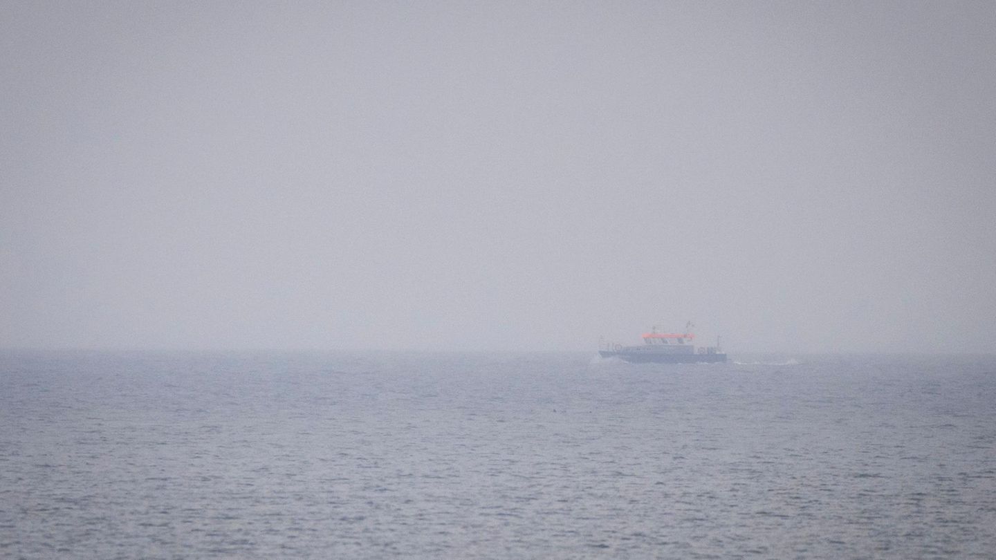 Das Boot „Uecker“ der Wasserschutzpolizei auf der Suche nach dem Wal