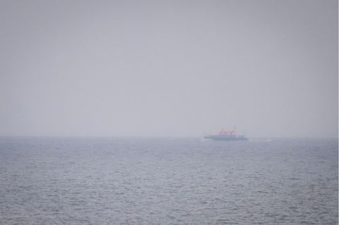 Das Boot „Uecker“ der Wasserschutzpolizei auf der Suche nach dem Wal