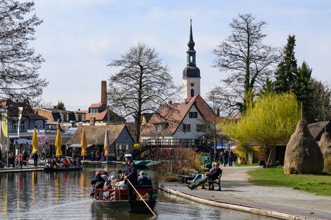 Die Frühlingsaison mit den traditionellen Kahnfahrten hat im Spreewald begonnen. Foto: Patrick Pleul/dpa