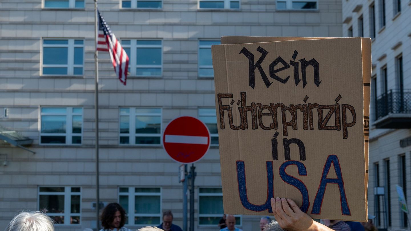 Anti-Trump-Demonstrationen: 600 Menschen demonstrieren in München gegen Trump