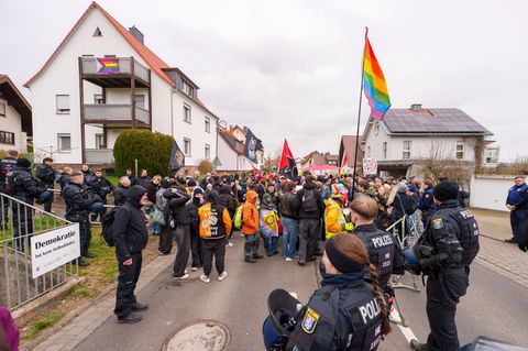 Die Polizei war mit einem Großaufgebot vor Ort. Foto: Andreas Arnold/dpa