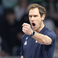 Trainer Felix Koslowski ballt die Faust vor Freude. (Archivbild) Foto: Jürgen Kessler/dpa