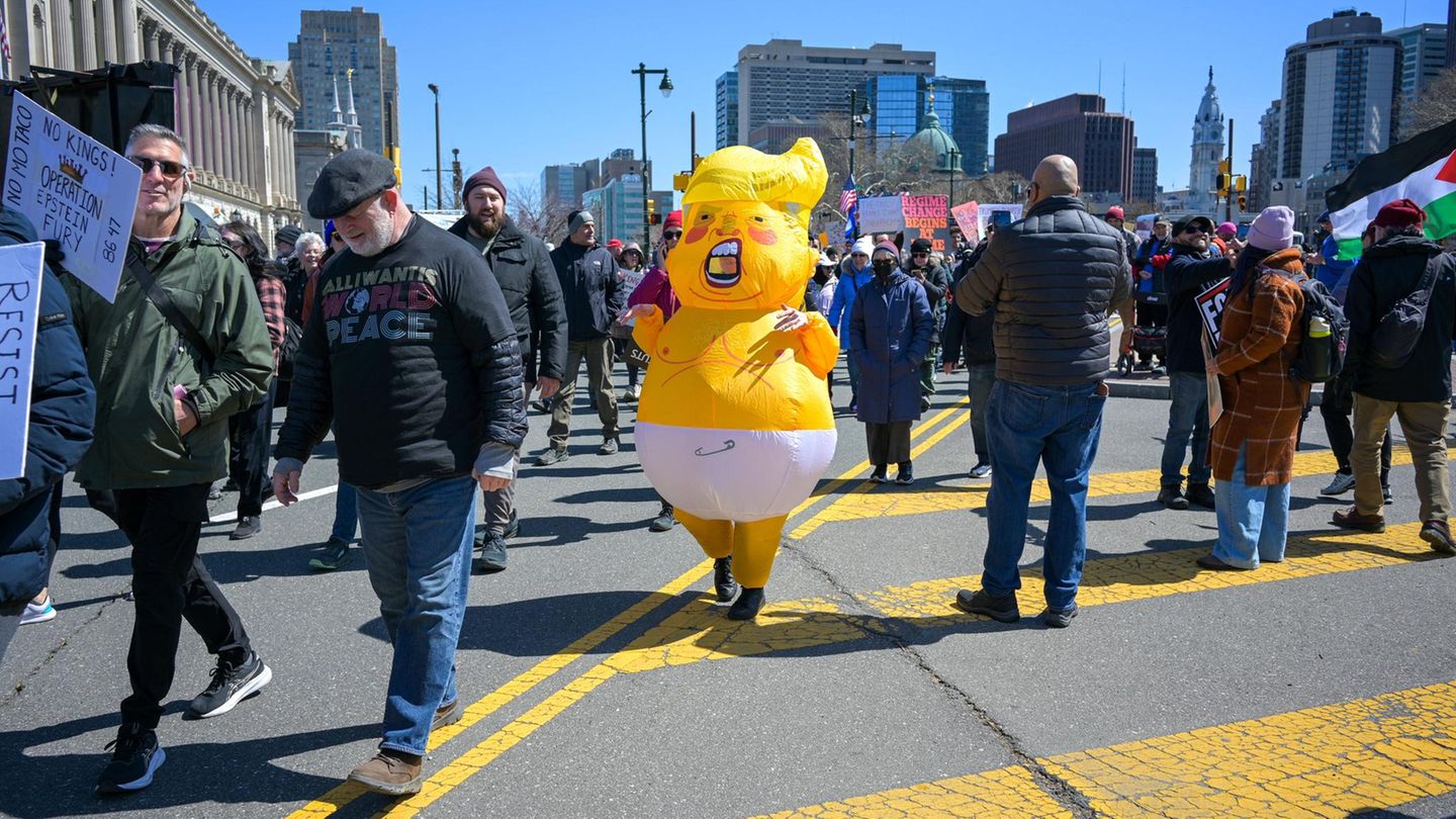 Es darf nicht fehlen, weil es ein Klassiker der Anti-Trump-Proteste ist: In Philadelphia marschiert das berühmte Trump-Baby auf. 