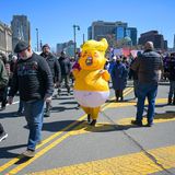 Es darf nicht fehlen, weil es ein Klassiker der Anti-Trump-Proteste ist: In Philadelphia marschiert das berühmte Trump-Baby auf. 