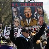 In Washington sprechen die Demonstrierenden eine deutliche Sprache. Der US-Präsident wird als Adolf Hitler dargestellt.