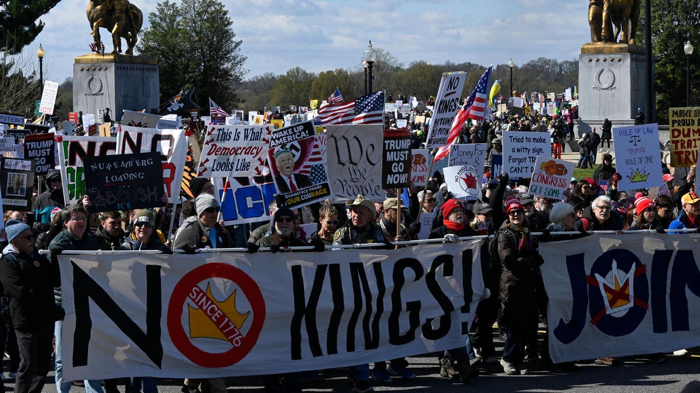 Sie tragen das Motto „No Kings“ auf einem großen Banner vor sich her. Das Weiße Haus kritisiert die Proteste.