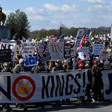 Sie tragen das Motto „No Kings“ auf einem großen Banner vor sich her. Das Weiße Haus kritisiert die Proteste.