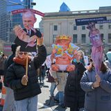 In Philadelphia ist kein Vergleich zu abwegig. Trump als Baby im Arm von Putin oder als Kaiser ohne Kleider.