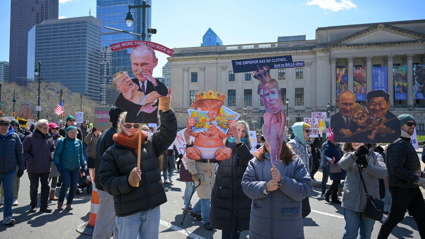 In Philadelphia ist kein Vergleich zu abwegig. Trump als Baby im Arm von Putin oder als Kaiser ohne Kleider.