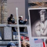 In Baltimore fotografieren Beamte des Heimatschutzministeriums die friedlichen Proteste.