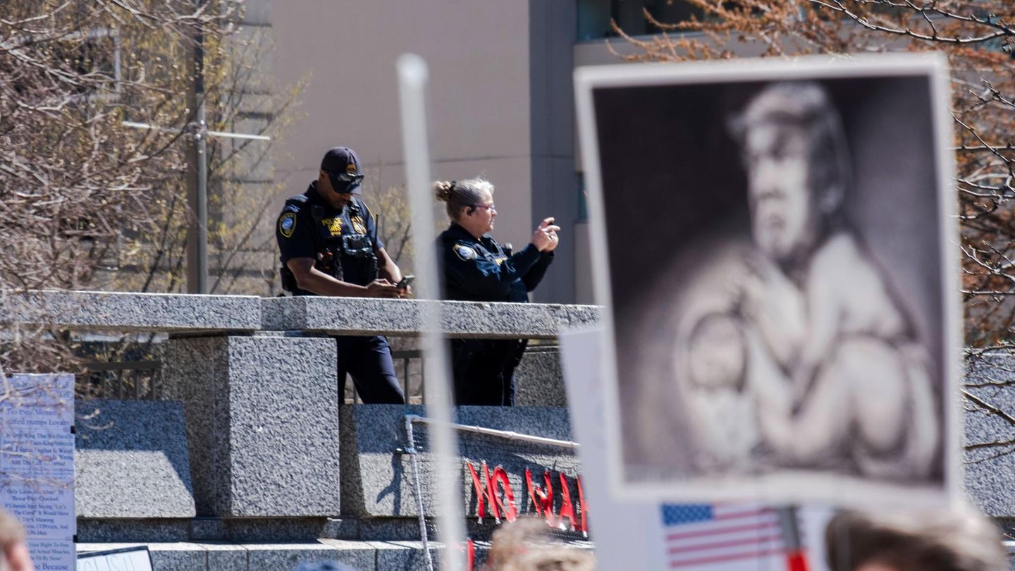 In Baltimore fotografieren Beamte des Heimatschutzministeriums die friedlichen Proteste.