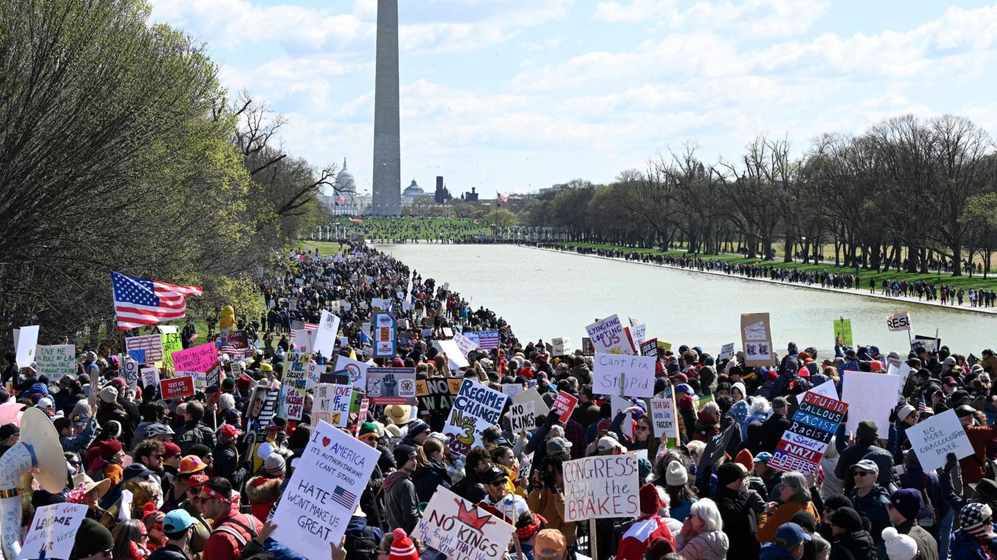 Mehrere tausend Demonstranten ziehen am Lincoln Memorial in der Hauptstadt vorbei.