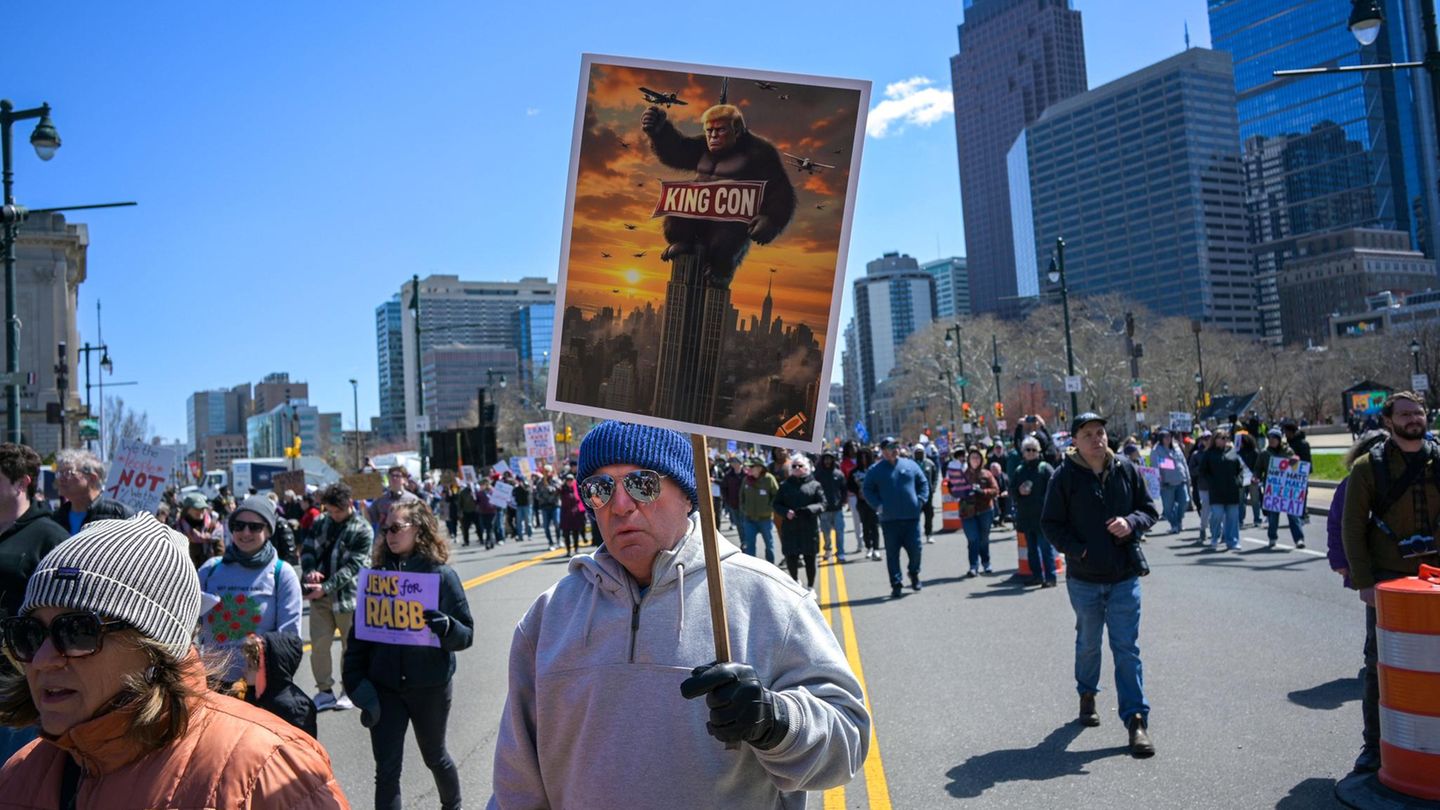 Hier wird Trump mit einem durchdrehenden King Kong verglichen, der auf dem Empire State Building thront – als König der Cons, der Betrüger