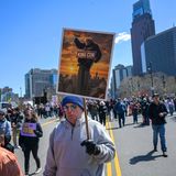 Hier wird Trump mit einem durchdrehenden King Kong verglichen, der auf dem Empire State Building thront – als König der Cons, der Betrüger