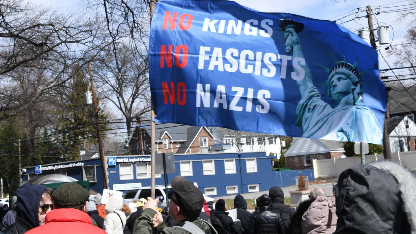Im kleinen Teaneck im Bundesstaat New Jersey bringen die Demonstrierenden die Freiheitsstatue gegen Könige, Faschisten und Nazis ins Spiel.