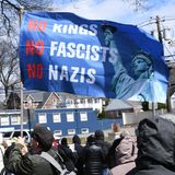 Im kleinen Teaneck im Bundesstaat New Jersey bringen die Demonstrierenden die Freiheitsstatue gegen Könige, Faschisten und Nazis ins Spiel.