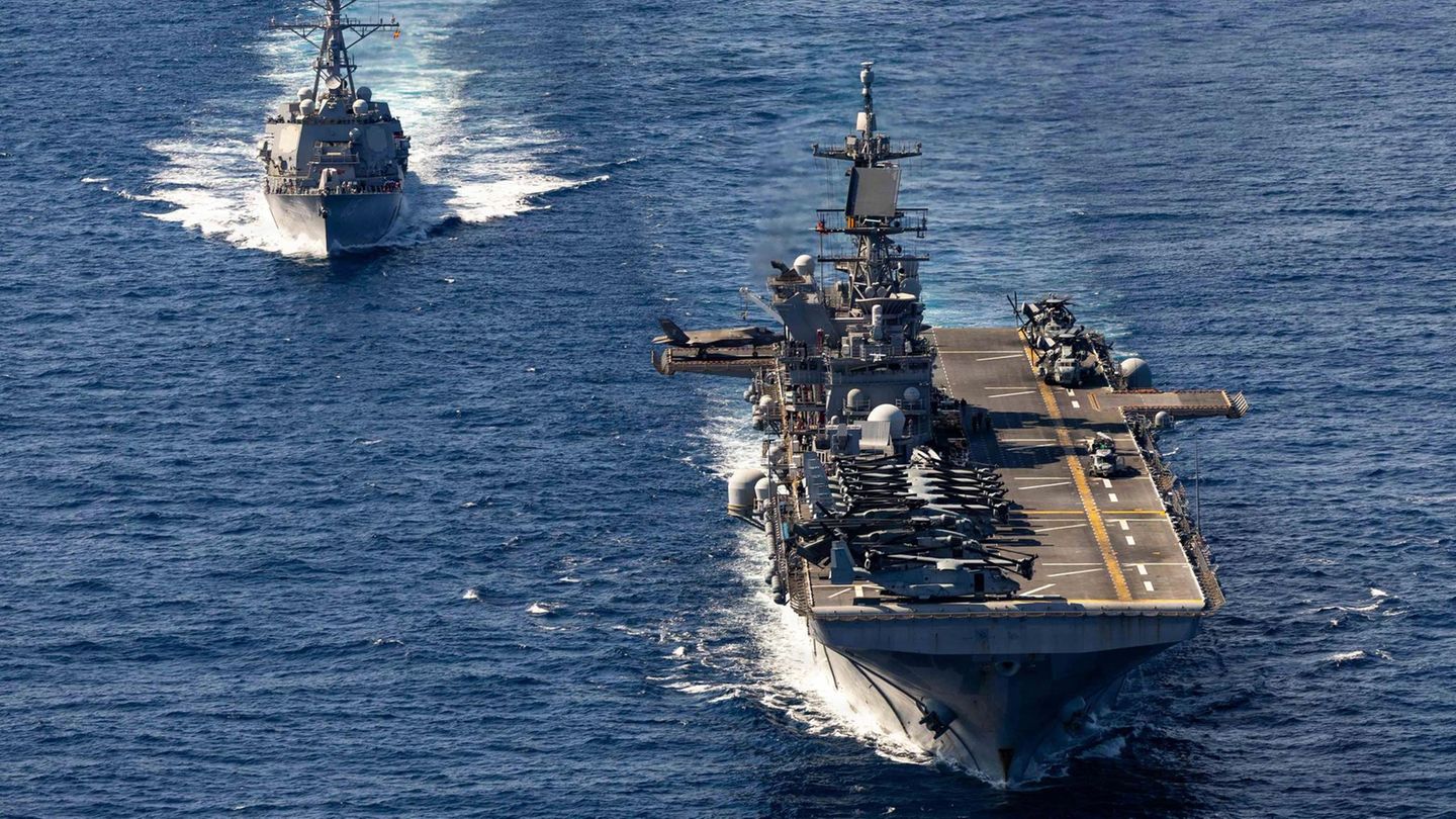 Das amphibische Angriffsschiff "USS Tripoli" der US-Marine in voller Fahrt