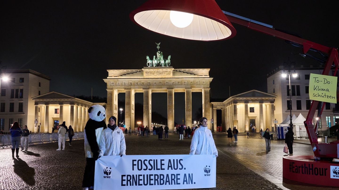 Klimaschutzaktion: Brandenburger Tor ausgeknipst - "Earth Hour" in Deutschland