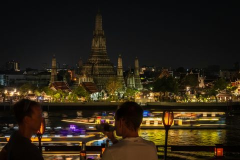 Unbeleuchteter Tempel Wat Arun in Bangkok