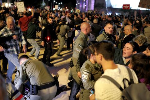 Polizisten in Tel Aviv treiben Demonstranten auseinander