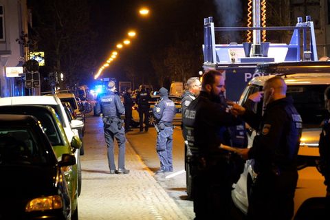 Die Polizei suchte am Abend noch nach dem Täter oder den Tätern. Foto: Jörn Hüneke/dpa