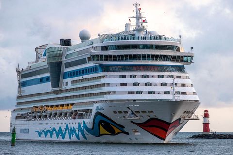 Das Kreuzfahrtschiff "Aidadiva" soll am 29. März in Warnemünde einlaufen. (Archivbild) Foto: Jens Büttner/dpa